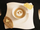 Getrüffelter Steinpilzcappuccino mit Parmesanchip und Wurzelbaguette - Rezept - Bild Nr. 2