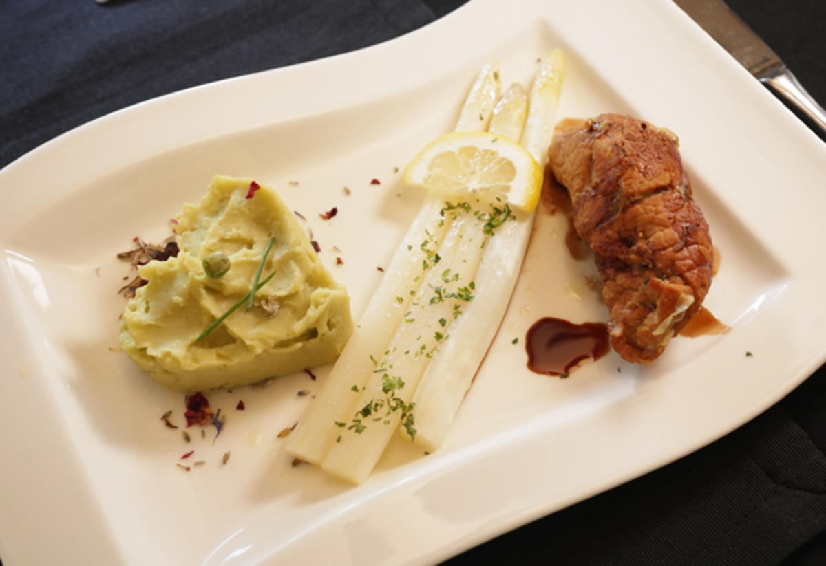 Involtini vom Kalb mit Parmaschinken und Kapern an Kartoffel-Erbsen-Wasabi-Püree - Rezept - Bild Nr. 2