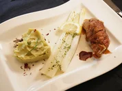 Involtini vom Kalb mit Parmaschinken und Kapern an Kartoffel-Erbsen-Wasabi-Püree - Rezept - Bild Nr. 2