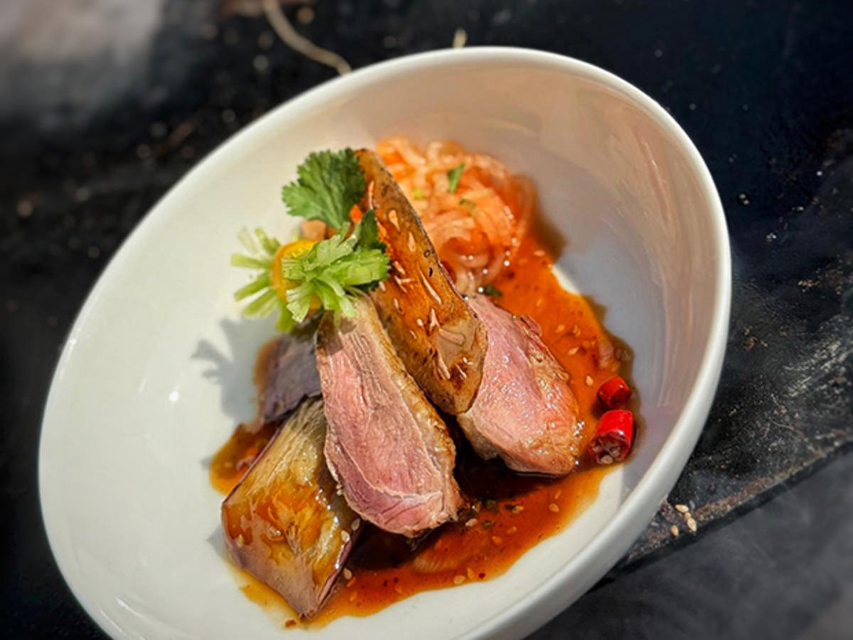 Teegeräucherte Ente mit Aubergine und Lotuswurzel (Verena und Franjo Pooth) - Rezept - Bild Nr. 17534