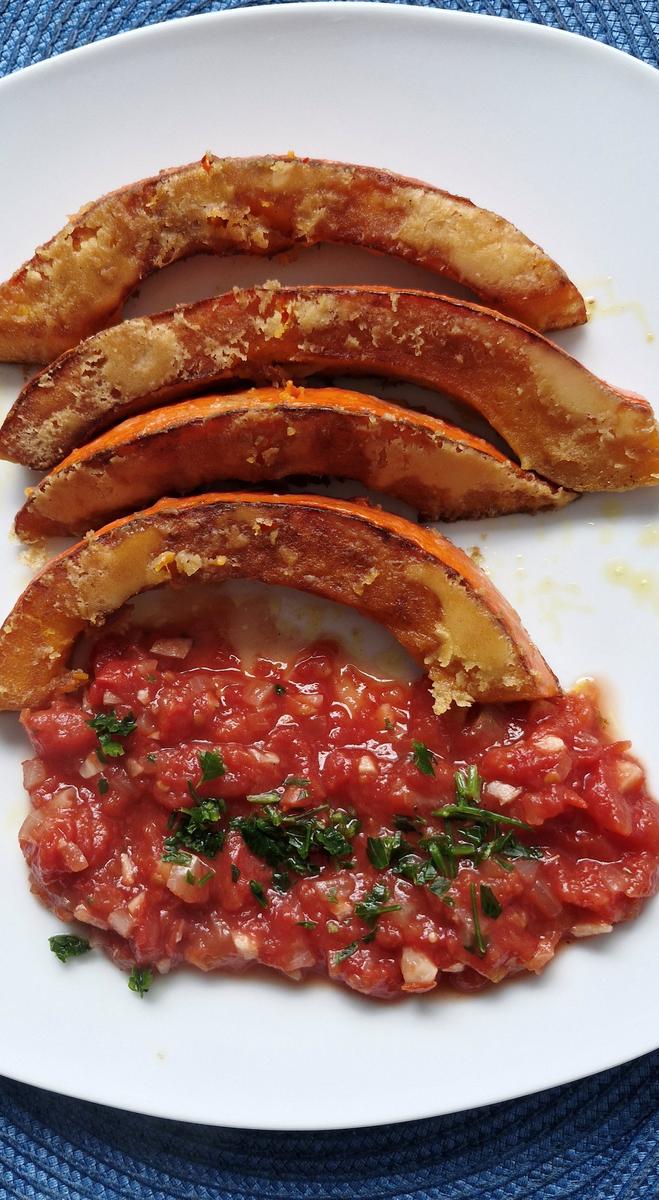 Rezept: Kürbisspalten mit scharfer Tomatensalsa Bild Nr. 2 Kürbisspalten mit scharfer Tomatensalsa - Rezept - Bild Nr. 2