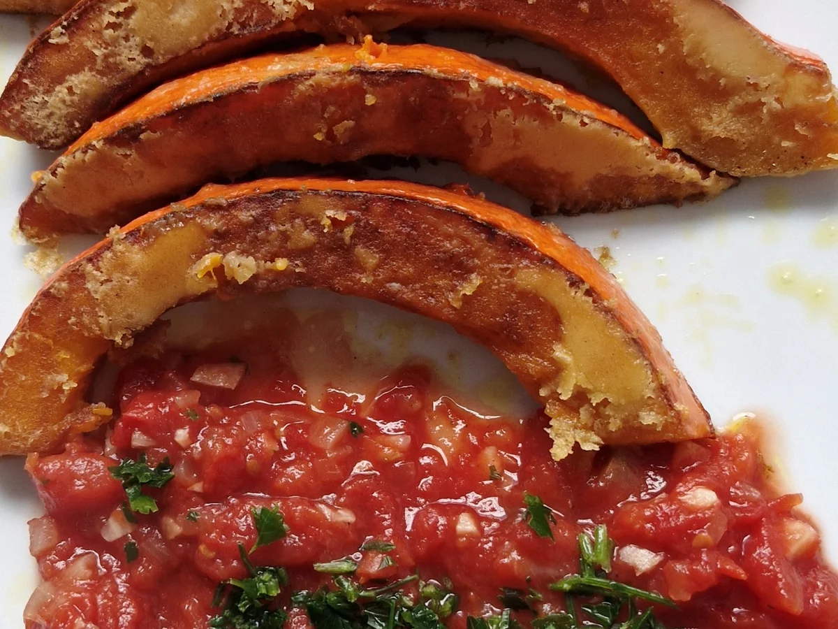 Rezept: Kürbisspalten mit scharfer Tomatensalsa Bild Nr. 2 Kürbisspalten mit scharfer Tomatensalsa - Rezept - Bild Nr. 2