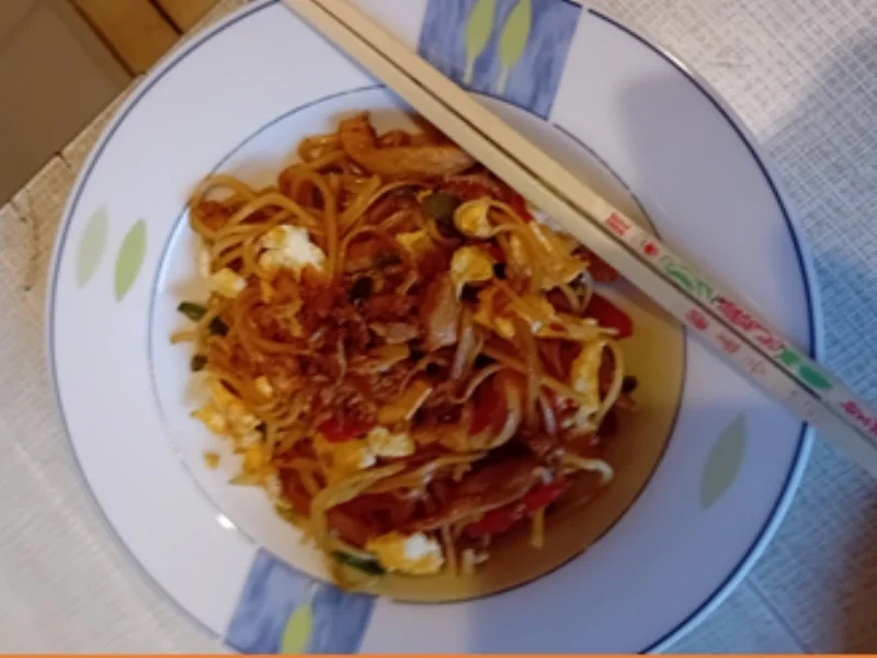 Mie-Nudeln mit Hähnchenfleisch, Paprikamix, Zwiebel und Ei - Rezept - Bild Nr. 2