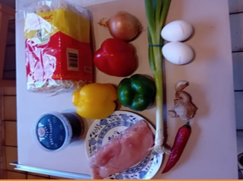 Mie-Nudeln mit Hähnchenfleisch, Paprikamix, Zwiebel und Ei - Rezept - Bild Nr. 3