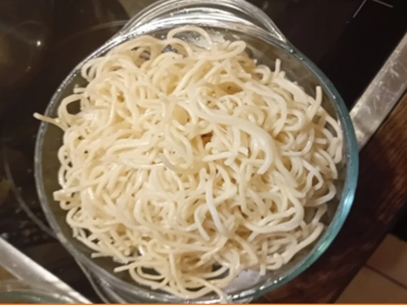 Mie-Nudeln mit Hähnchenfleisch, Paprikamix, Zwiebel und Ei - Rezept - Bild Nr. 4