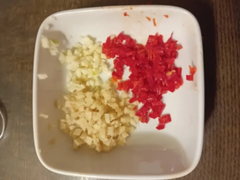 Mie-Nudeln mit Hähnchenfleisch, Paprikamix, Zwiebel und Ei - Rezept - Bild Nr. 7