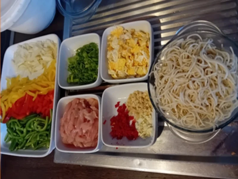 Mie-Nudeln mit Hähnchenfleisch, Paprikamix, Zwiebel und Ei - Rezept - Bild Nr. 10