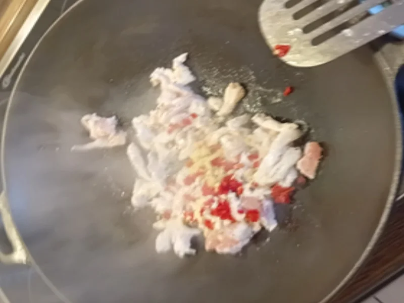 Mie-Nudeln mit Hähnchenfleisch, Paprikamix, Zwiebel und Ei - Rezept - Bild Nr. 11