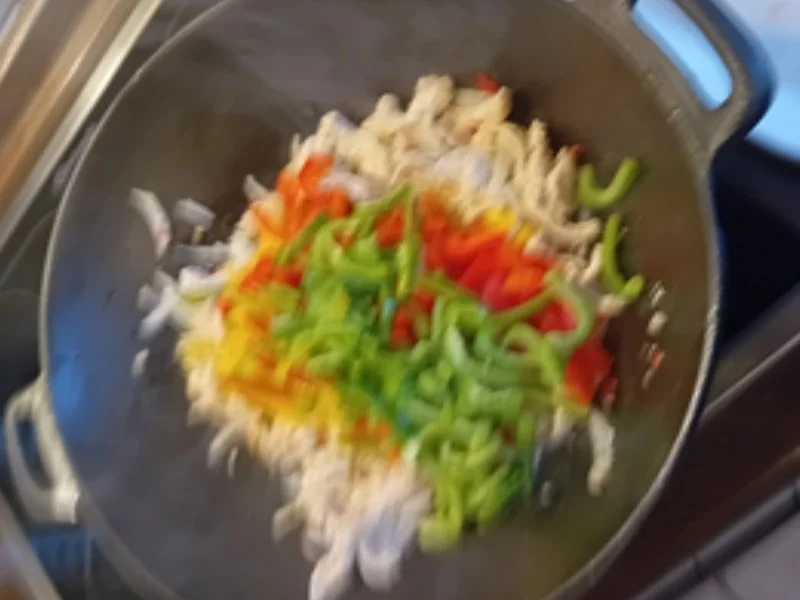 Mie-Nudeln mit Hähnchenfleisch, Paprikamix, Zwiebel und Ei - Rezept - Bild Nr. 12