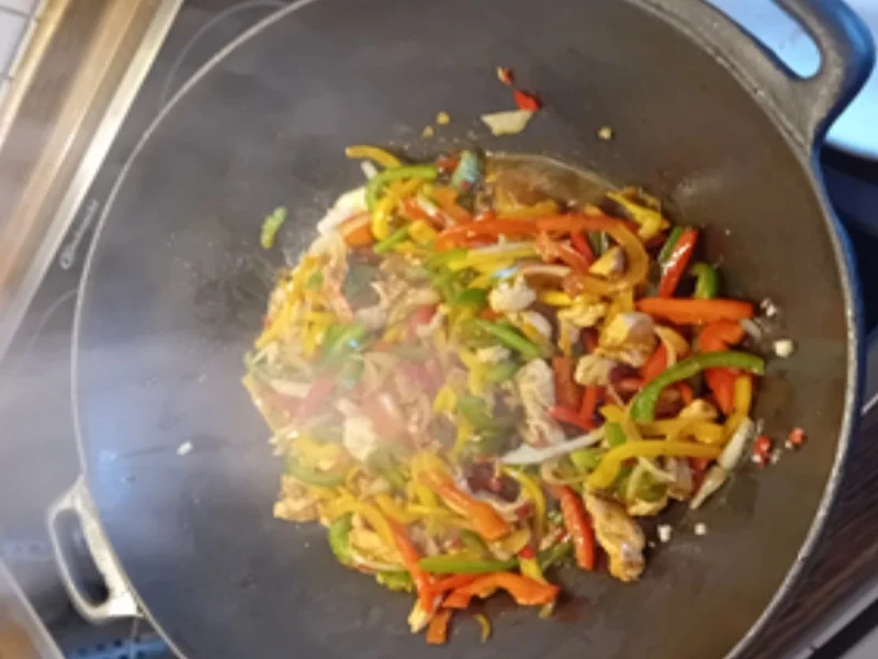 Mie-Nudeln mit Hähnchenfleisch, Paprikamix, Zwiebel und Ei - Rezept - Bild Nr. 13