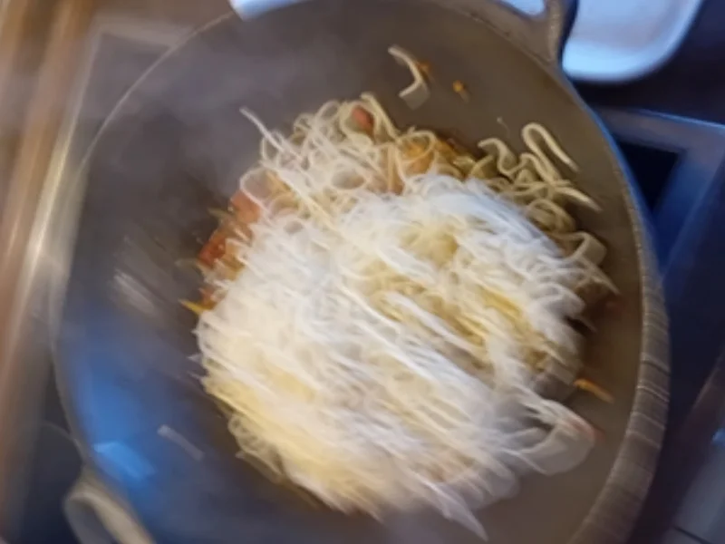 Mie-Nudeln mit Hähnchenfleisch, Paprikamix, Zwiebel und Ei - Rezept - Bild Nr. 14