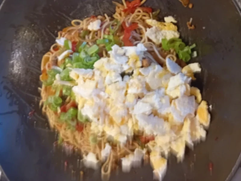 Mie-Nudeln mit Hähnchenfleisch, Paprikamix, Zwiebel und Ei - Rezept - Bild Nr. 15