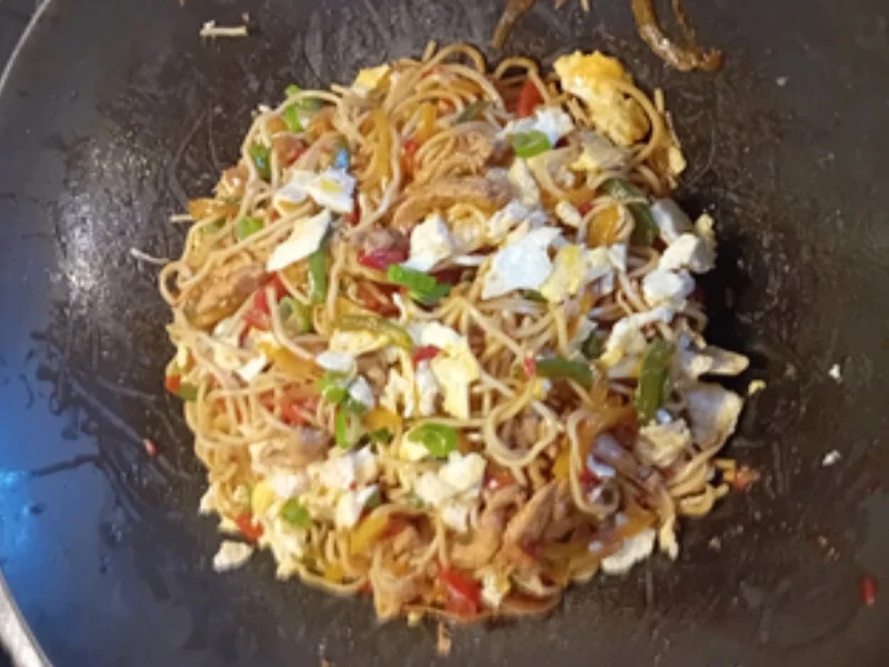 Mie-Nudeln mit Hähnchenfleisch, Paprikamix, Zwiebel und Ei - Rezept - Bild Nr. 16