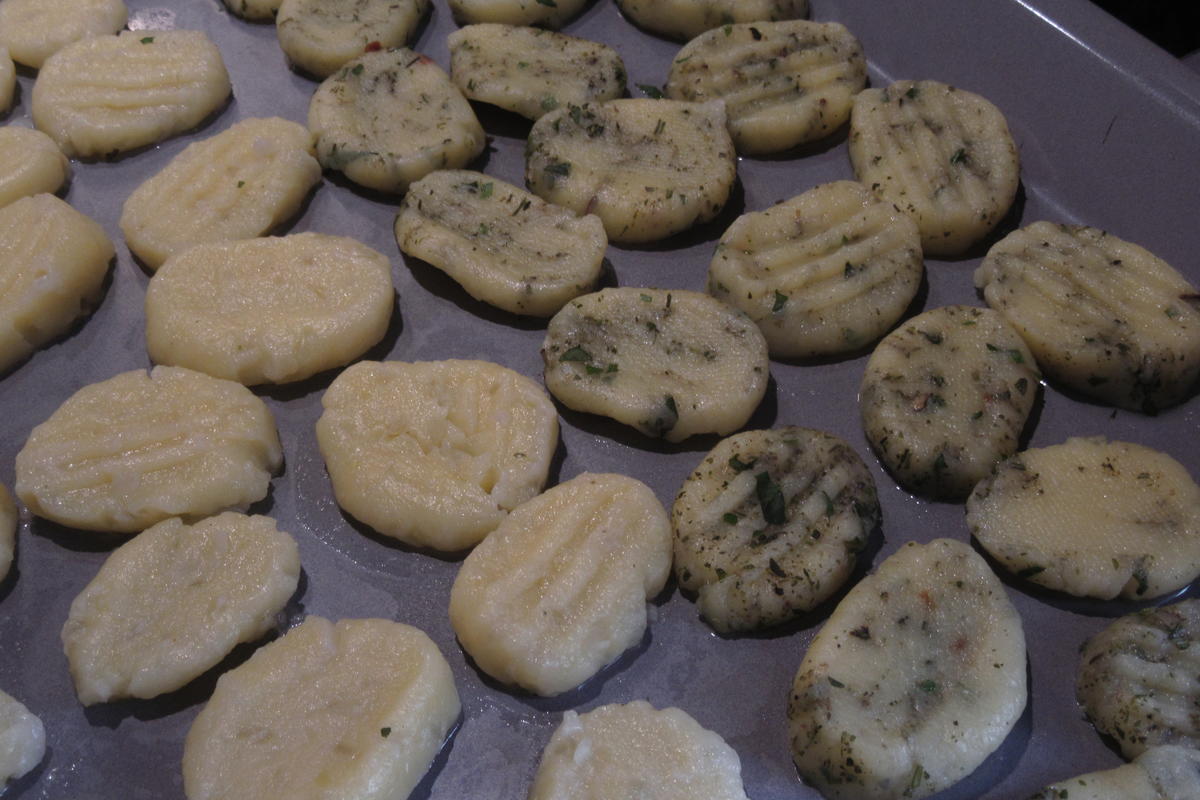 Rezept: Kartoffeln: Zweierlei Gnocchi Bild Nr. 2 Kartoffeln: Zweierlei Gnocchi - Rezept - Bild Nr. 2