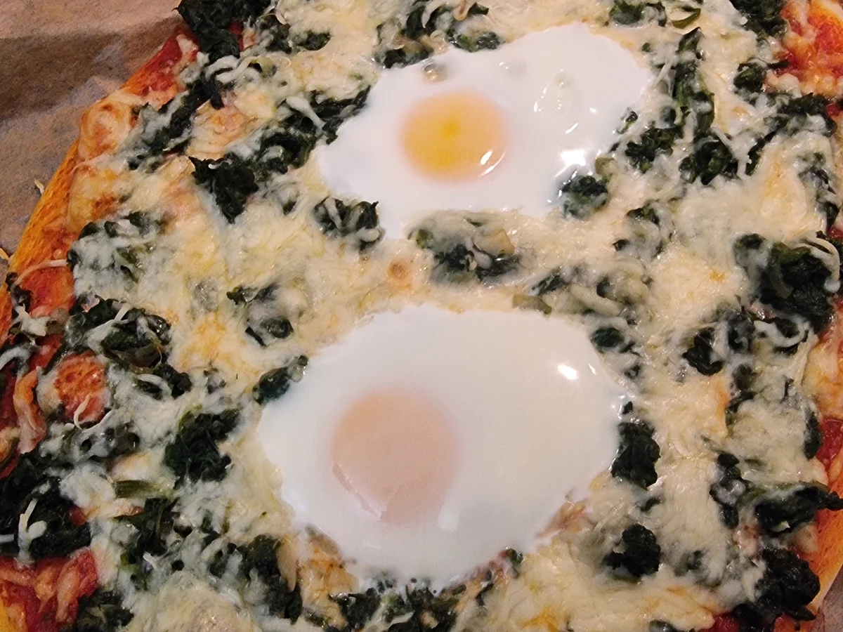 Spinat-Pizza mit Ei - Rezept - Bild Nr. 17555
