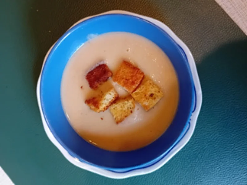 Knollensellerie-Rahmsuppe mit Toastbrot-Croutons - Rezept - Bild Nr. 2