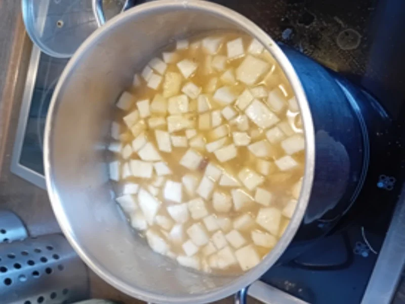 Knollensellerie-Rahmsuppe mit Toastbrot-Croutons - Rezept - Bild Nr. 7