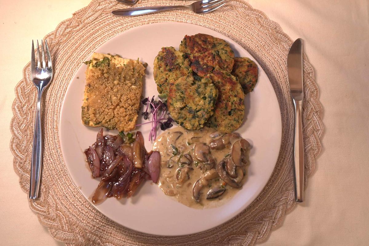 Rezept: Spinatknödel in Petersilie-Rahm-Schwammerlsoße mit karamellisierten Schalotten und Tofu Bild Nr. 17547 Spinatknödel in Petersilie-Rahm-Schwammerlsoße mit karamellisierten Schalotten und Tofu - Rezept - Bild Nr. 17547