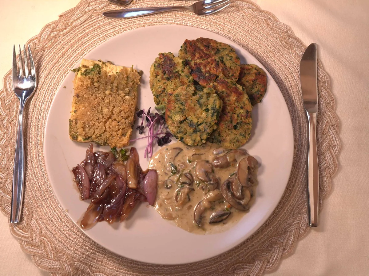 Spinatknödel in Petersilie-Rahm-Schwammerlsoße mit karamellisierten Schalotten und Tofu - Rezept - Bild Nr. 17547