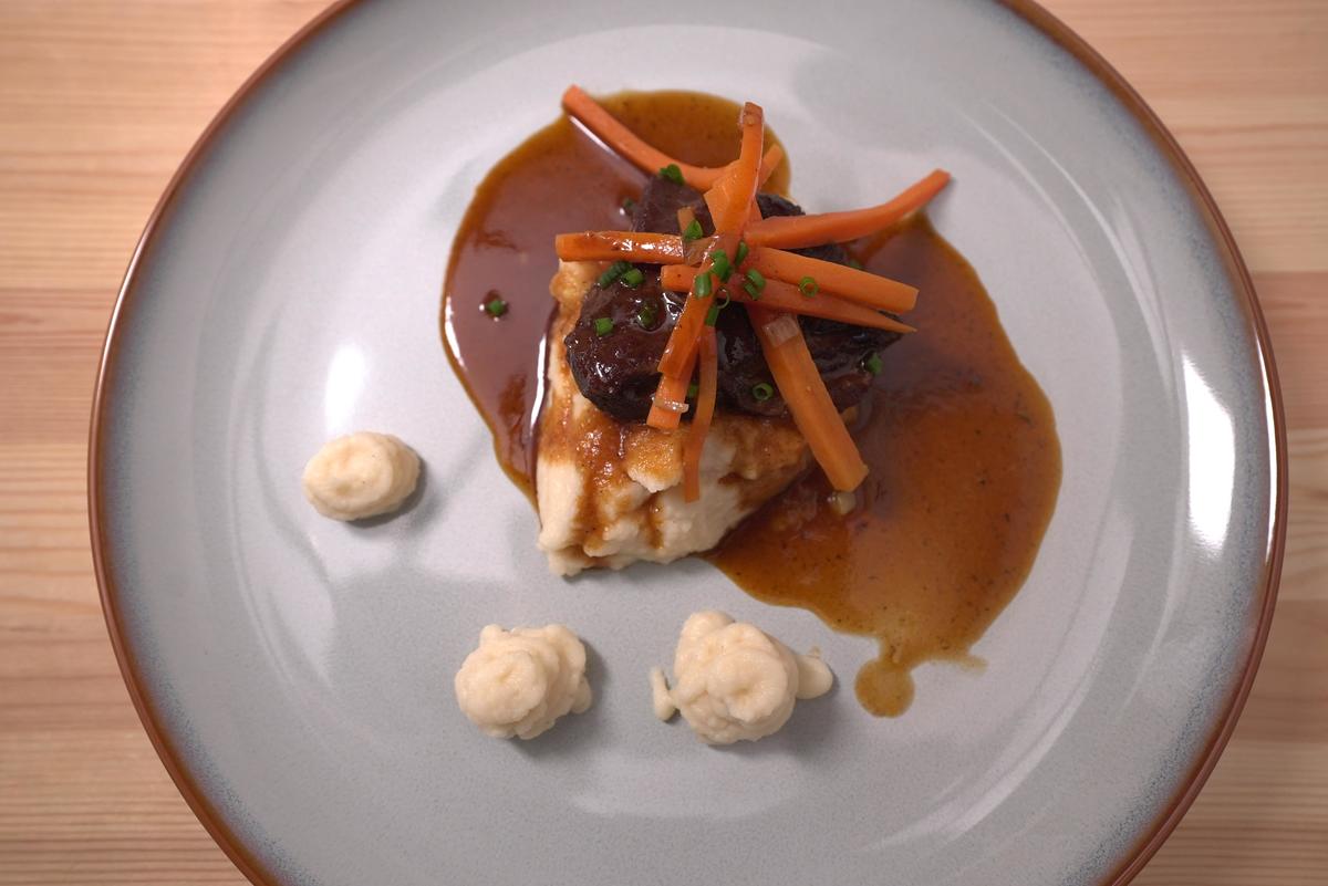 Geschmorte Kalbsbäckchen mit Selleriecreme und glasierten Karotten - Rezept - Bild Nr. 2