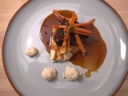 Geschmorte Kalbsbäckchen mit Selleriecreme und glasierten Karotten - Rezept - Bild Nr. 2