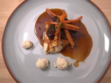 Geschmorte Kalbsbäckchen mit Selleriecreme und glasierten Karotten - Rezept - Bild Nr. 2