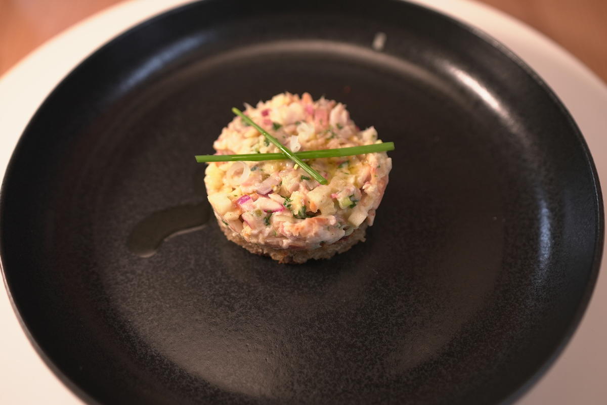 Rezept: Chiemsee-Renken-Tatar auf Sauerteigbrot-Chip Bild Nr. 17548 Chiemsee-Renken-Tatar auf Sauerteigbrot-Chip - Rezept - Bild Nr. 17548