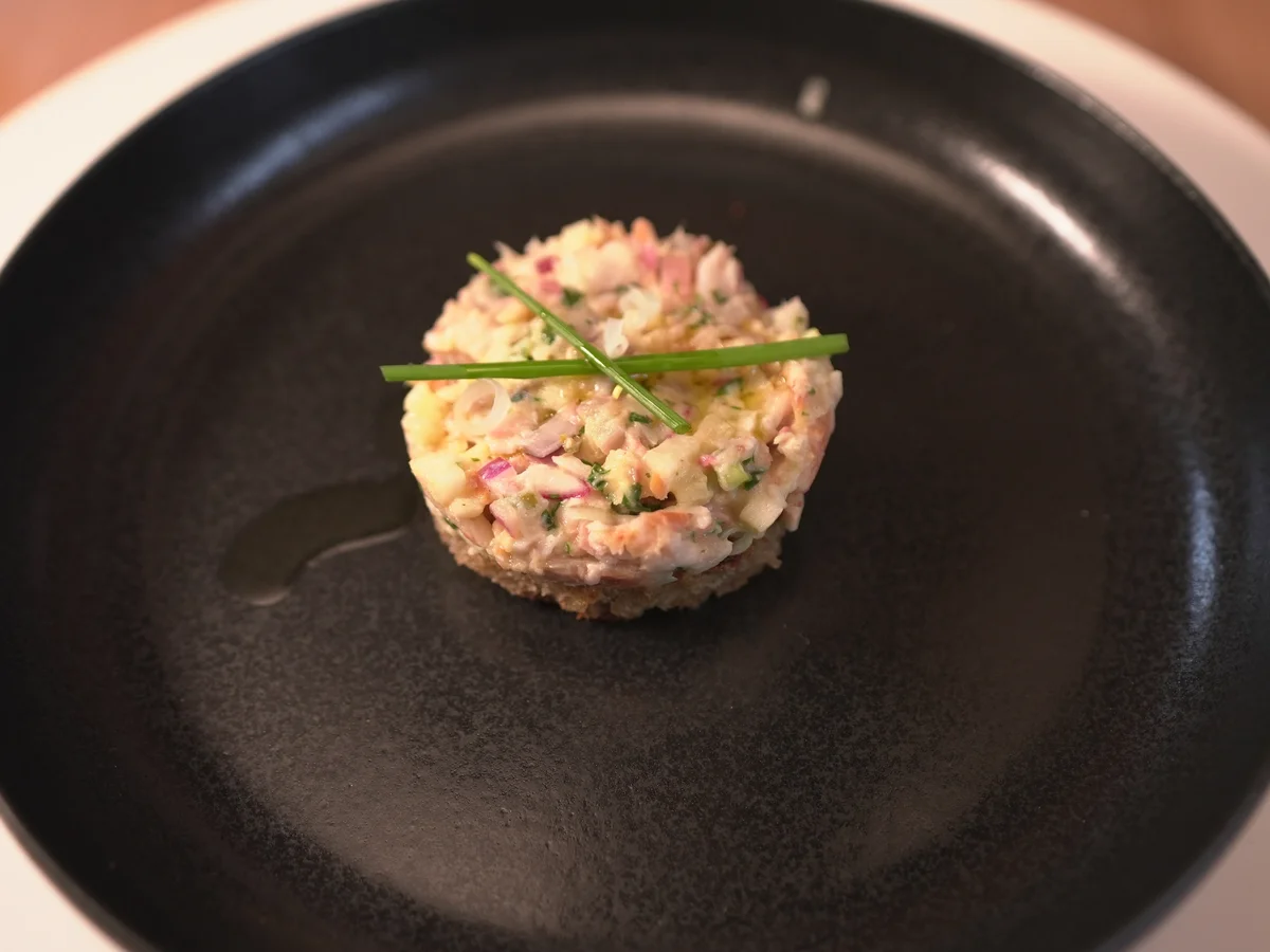 Chiemsee-Renken-Tatar auf Sauerteigbrot-Chip - Rezept - Bild Nr. 17548