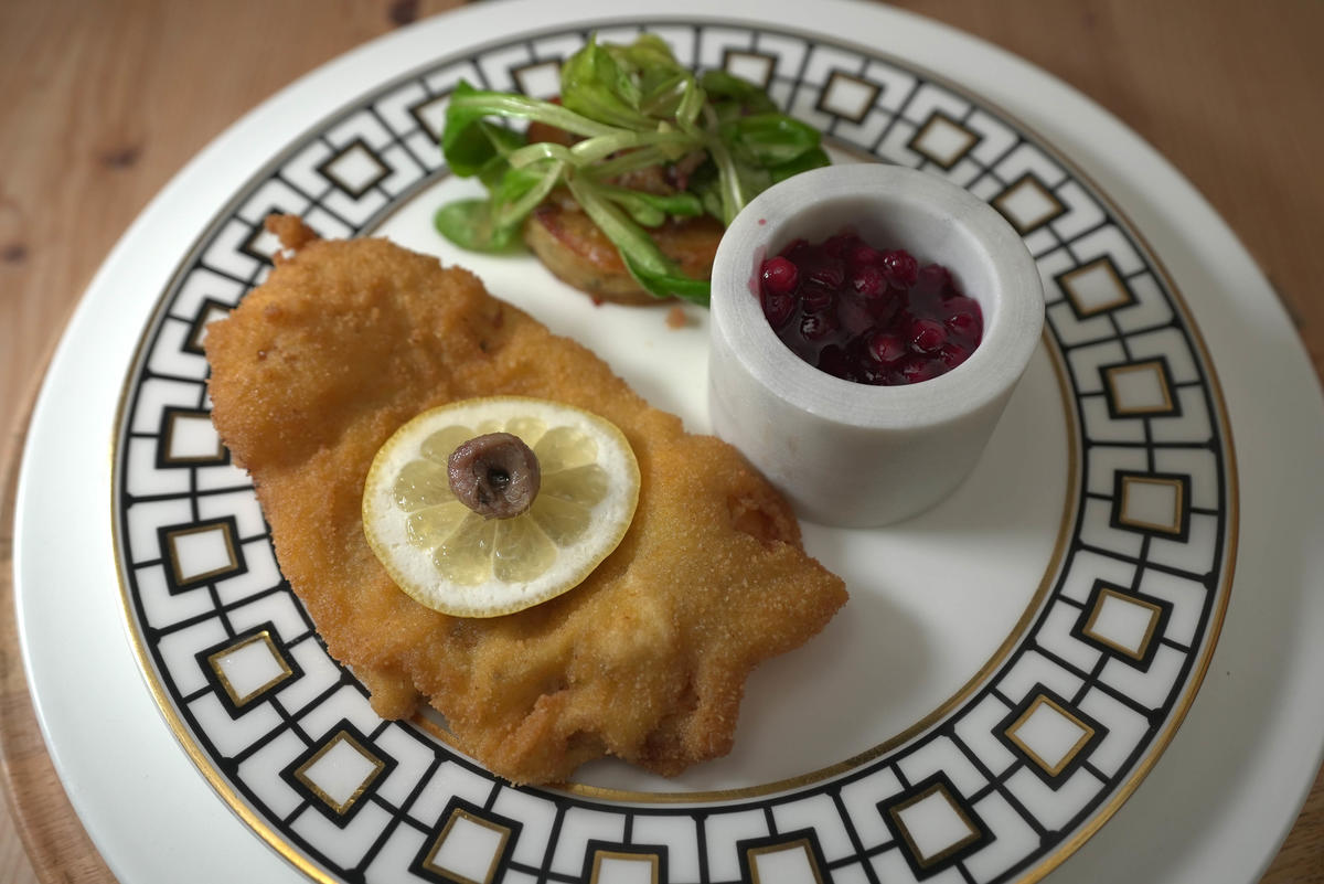 Rezept: Wiener Kalbsschnitzel mit Kartoffel-Parmesan-Gratiné, Feldsalat & Preiselbeeren Bild Nr. 17548 Wiener Kalbsschnitzel mit Kartoffel-Parmesan-Gratiné, Feldsalat & Preiselbeeren - Rezept - Bild Nr. 17548