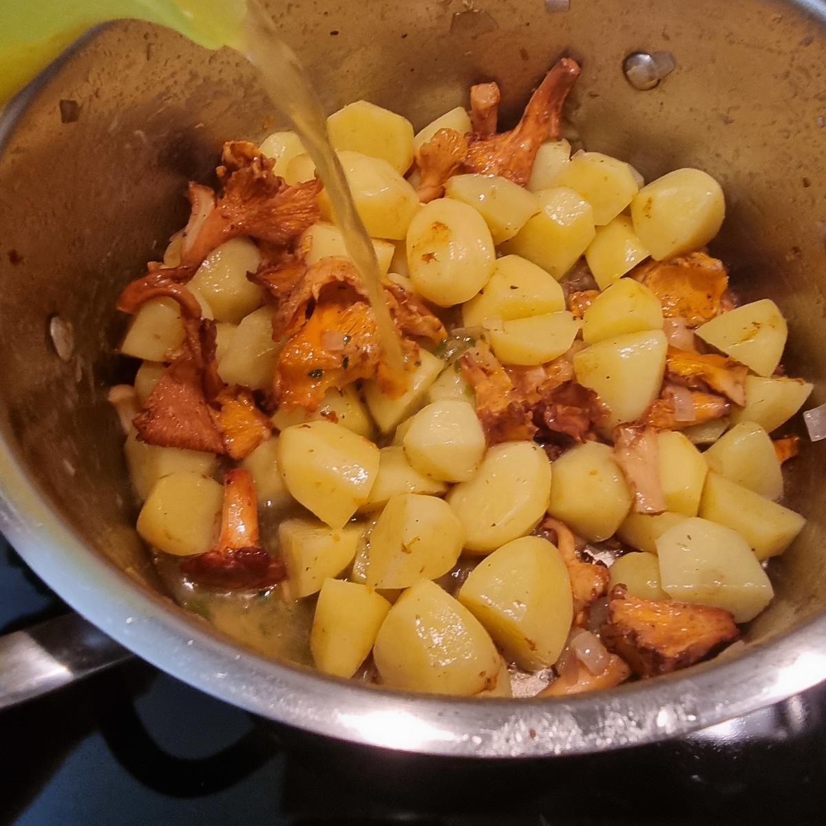 Rezept: Kartoffel-Pfifferling-Cremesuppe Bild Nr. 17572 Kartoffel-Pfifferling-Cremesuppe - Rezept - Bild Nr. 17572