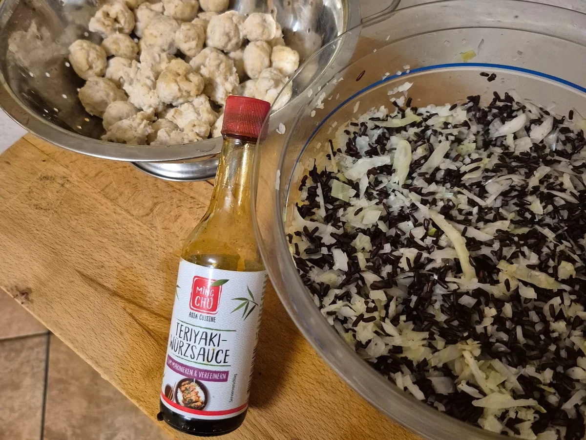 Schwarzer Zauberstrudel mit leichtem Coleslaw - Rezept - Bild Nr. 17578