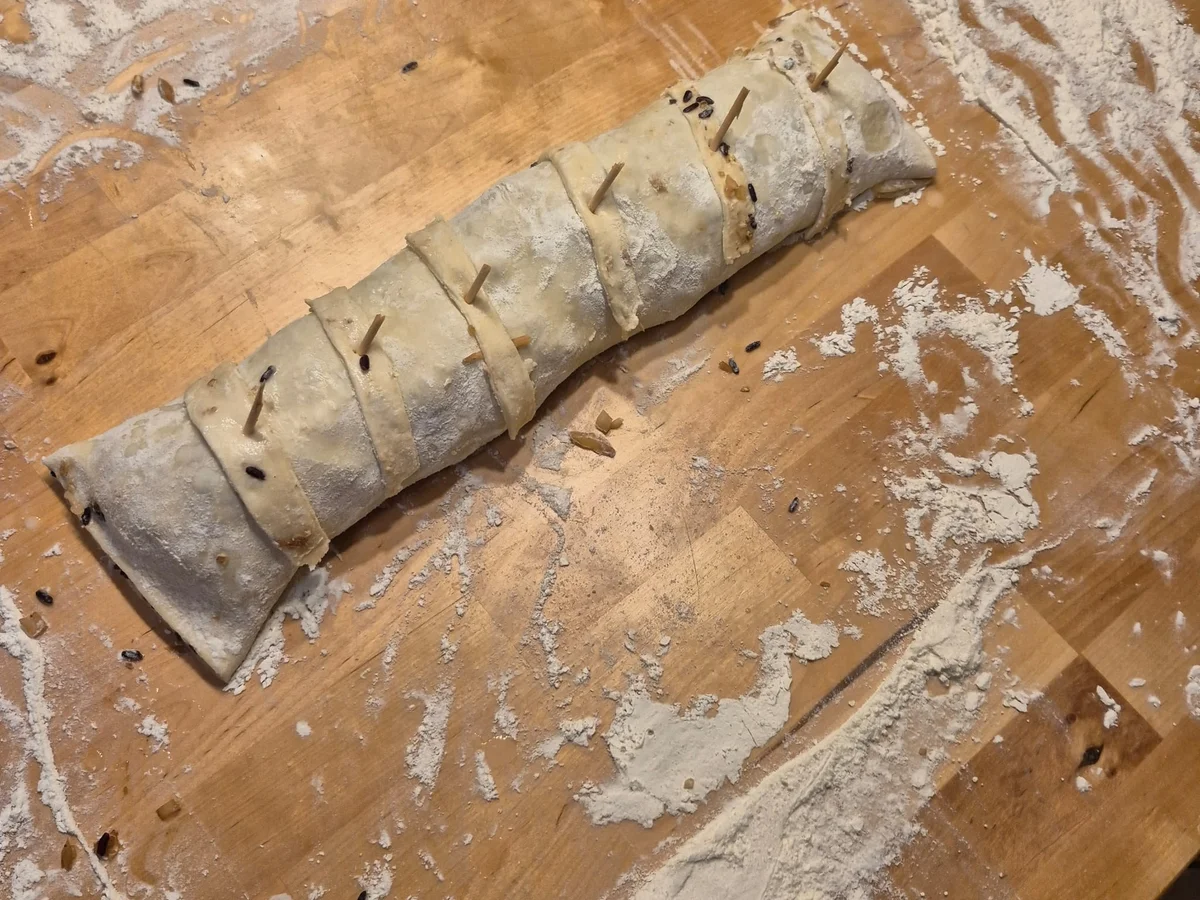 Schwarzer Zauberstrudel mit leichtem Coleslaw - Rezept - Bild Nr. 17581