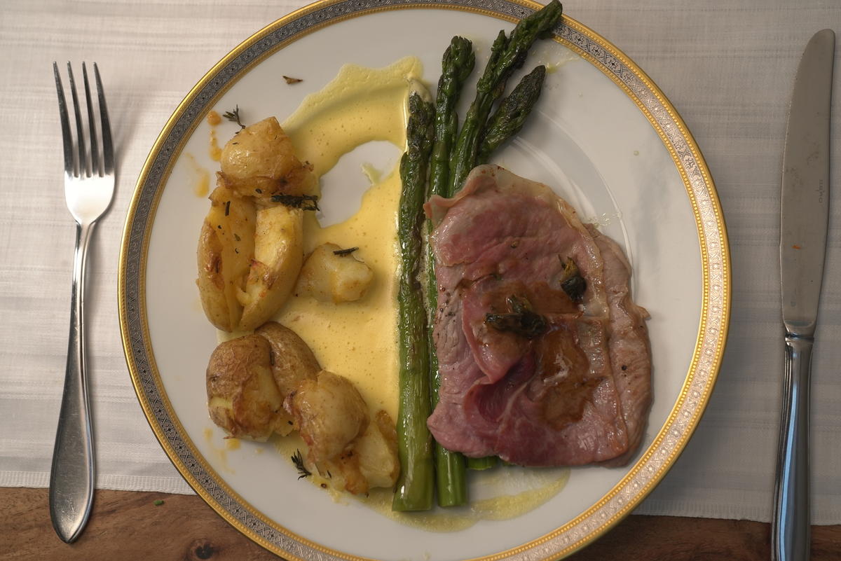 Rezept: Saltimbocca auf Spargel mit Smashed Potatoes Bild Nr. 2 Saltimbocca auf Spargel mit Smashed Potatoes - Rezept - Bild Nr. 2