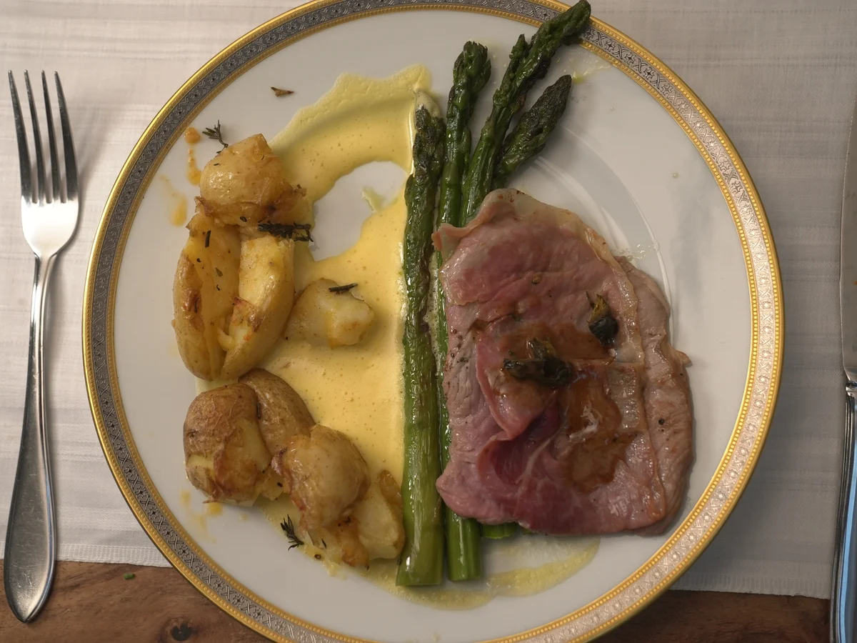 Rezept: Saltimbocca auf Spargel mit Smashed Potatoes Bild Nr. 2 Saltimbocca auf Spargel mit Smashed Potatoes - Rezept - Bild Nr. 2