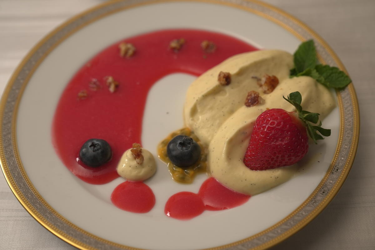 Rezept: Bayrische Creme auf Erdbeerpüree mit niederländischem Crunch Bild Nr. 17574 Bayrische Creme auf Erdbeerpüree mit niederländischem Crunch - Rezept - Bild Nr. 17574