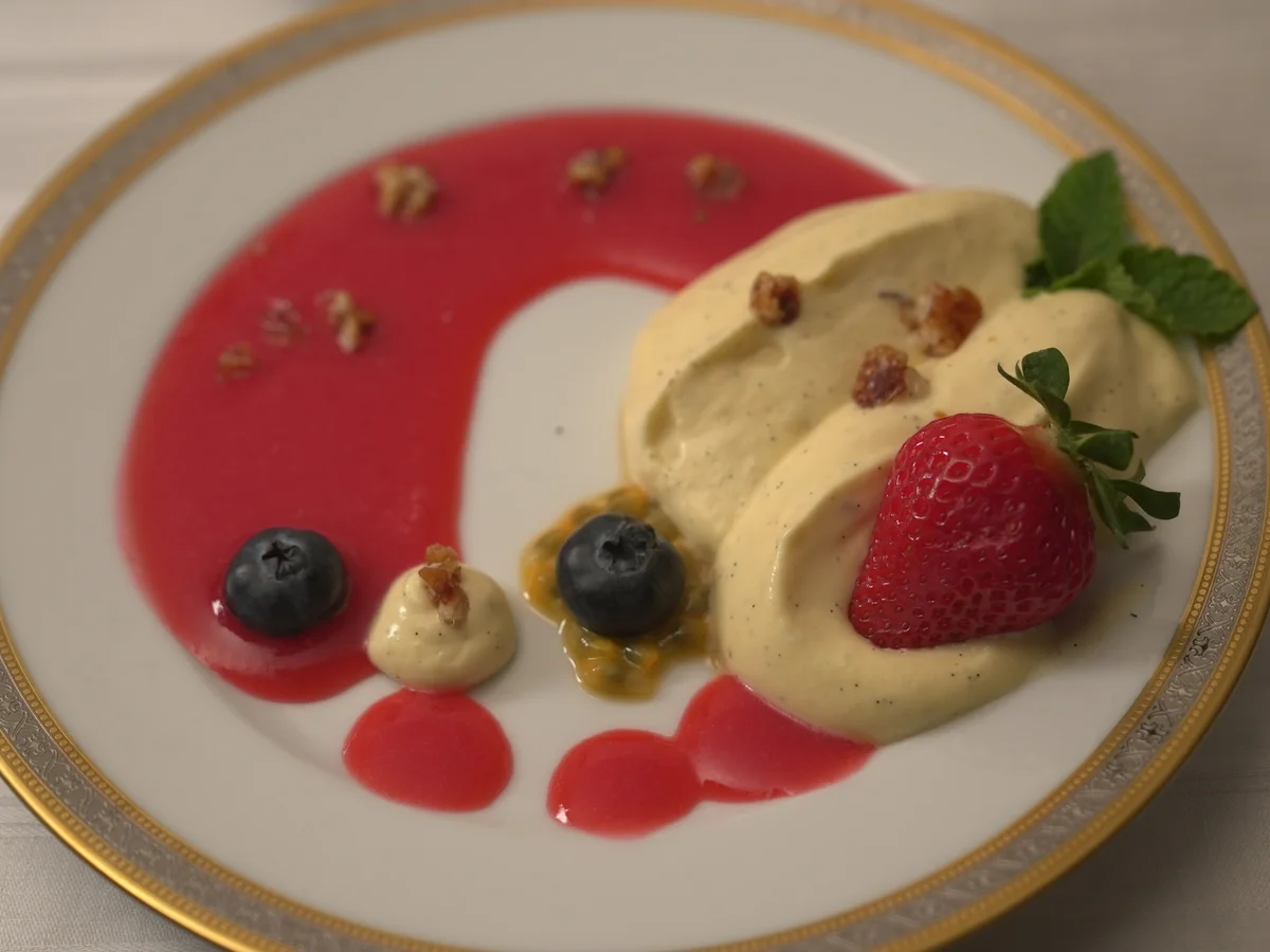 Rezept: Bayrische Creme auf Erdbeerpüree mit niederländischem Crunch Bild Nr. 17574 Bayrische Creme auf Erdbeerpüree mit niederländischem Crunch - Rezept - Bild Nr. 17574