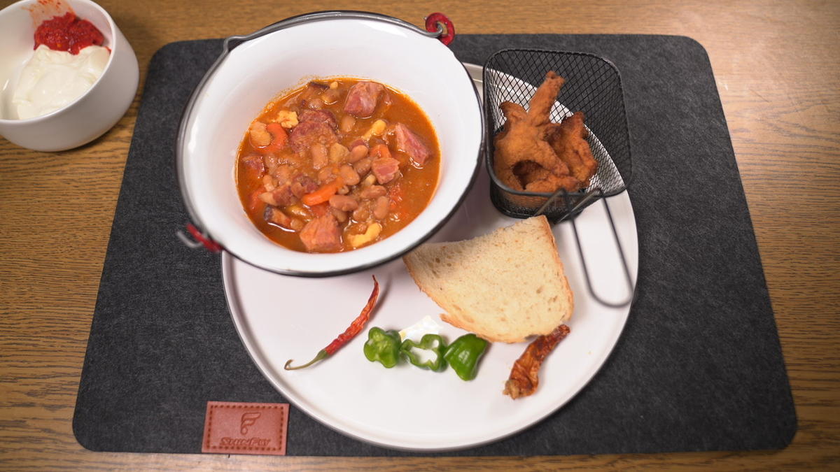 Rezept: Ungarische Bohnensuppe mit Kartoffelteigplätzchen und Weißbrot Bild Nr. 17574 Ungarische Bohnensuppe mit Kartoffelteigplätzchen und Weißbrot - Rezept - Bild Nr. 17574