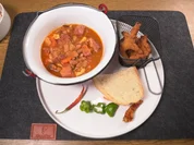 Ungarische Bohnensuppe mit Kartoffelteigplätzchen und Weißbrot - Rezept - Bild Nr. 17574