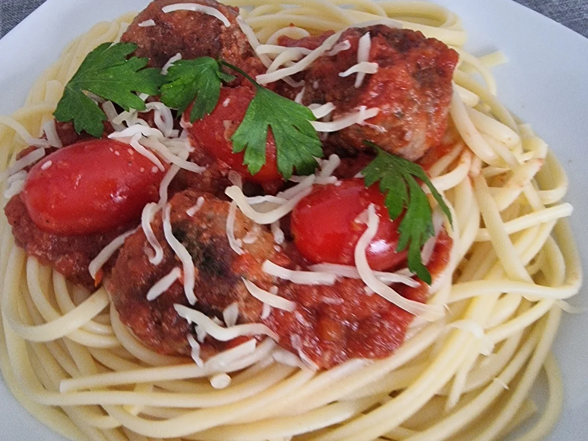 Spaghetti mit Hackbällchen in Tomatensauce - Rezept - Bild Nr. 17574