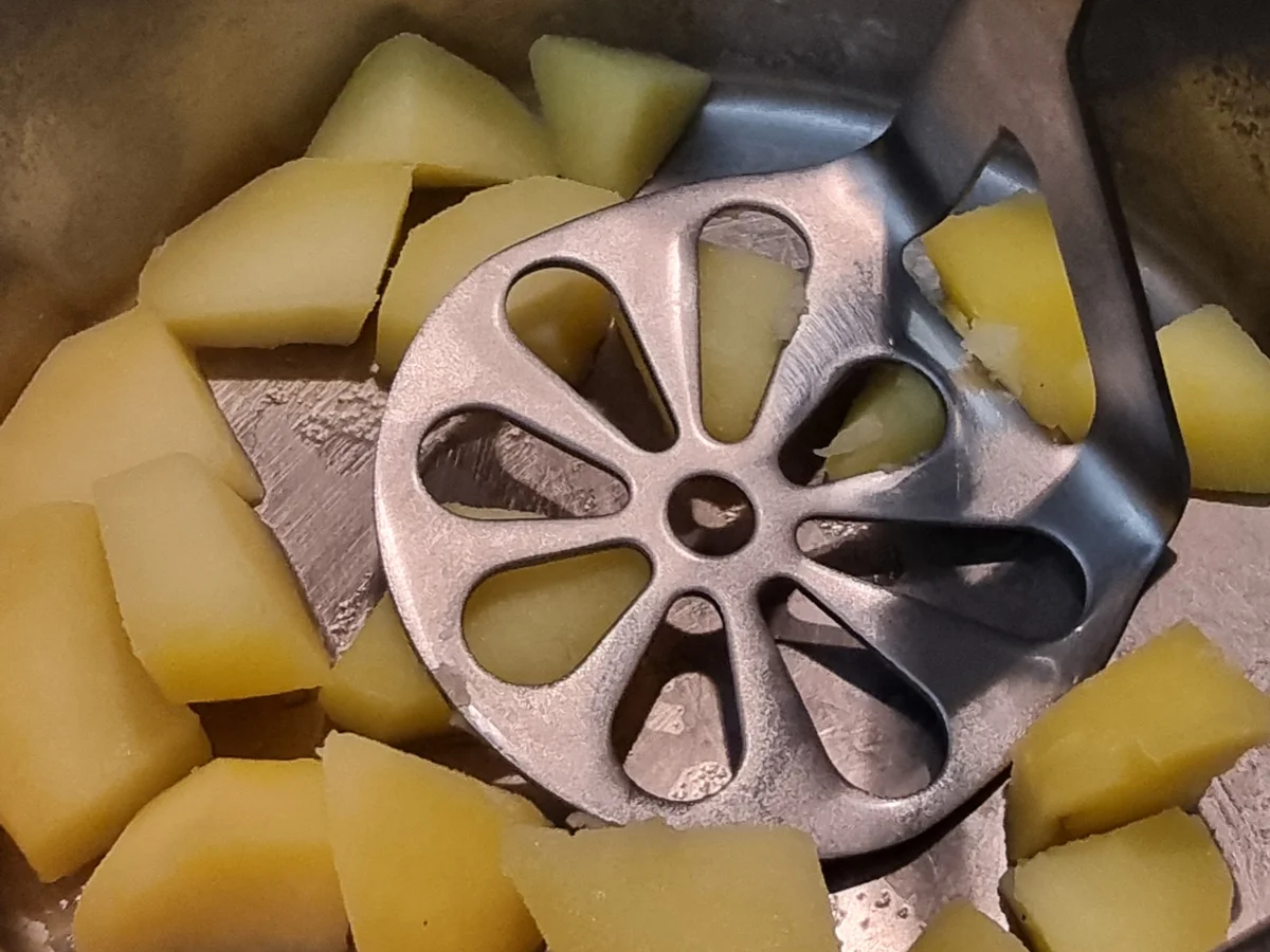 Spaghetti mit Hackbällchen in Tomatensauce - Rezept - Bild Nr. 17577