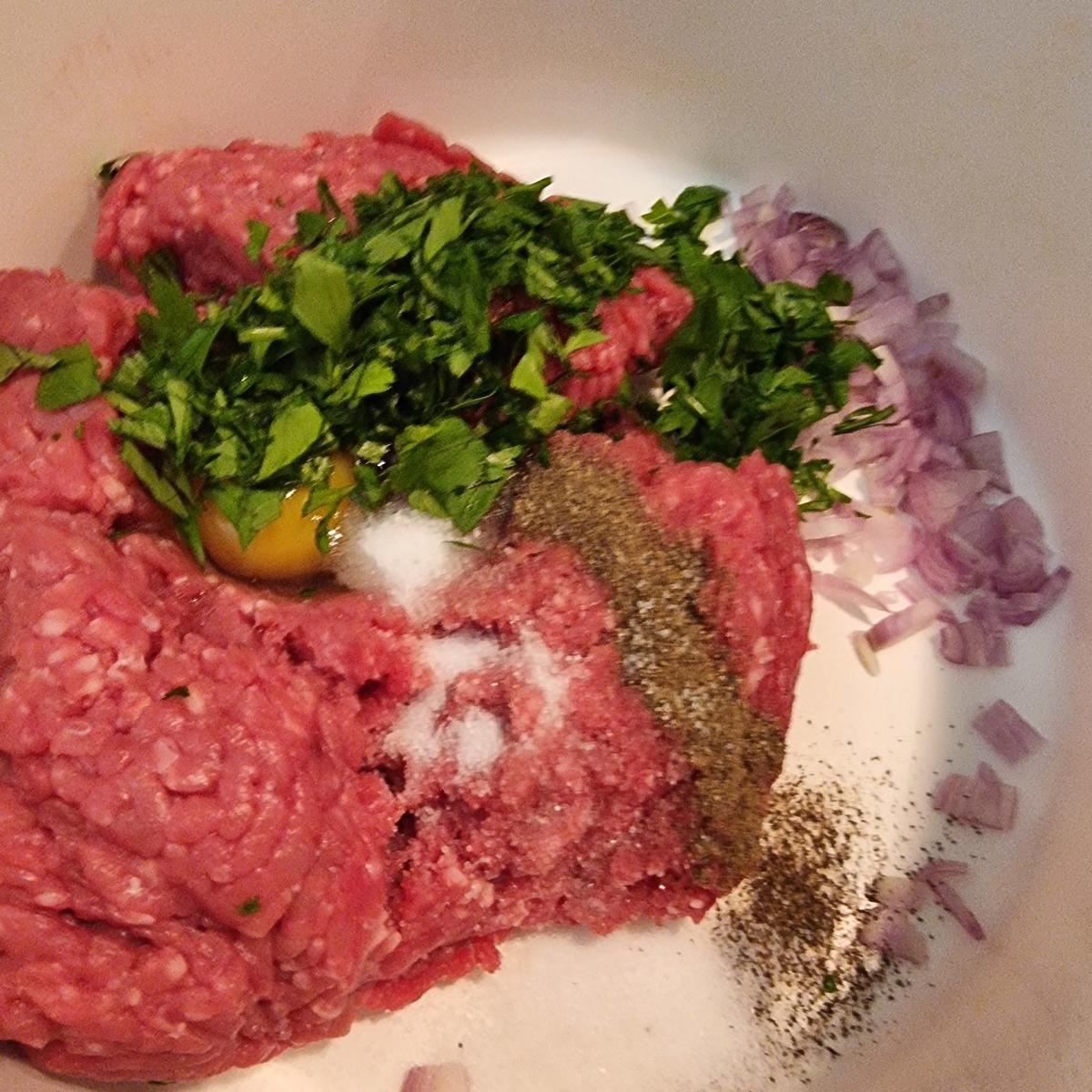 Spaghetti mit Hackbällchen in Tomatensauce - Rezept - Bild Nr. 17580