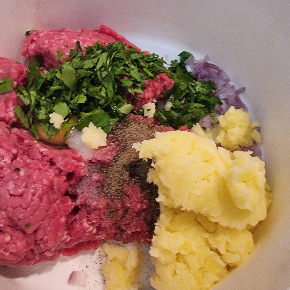 Spaghetti mit Hackbällchen in Tomatensauce - Rezept - Bild Nr. 17581