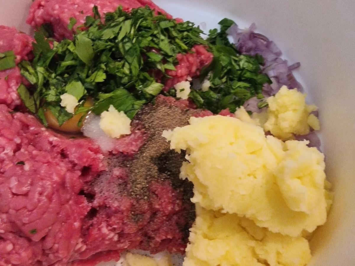 Spaghetti mit Hackbällchen in Tomatensauce - Rezept - Bild Nr. 17581