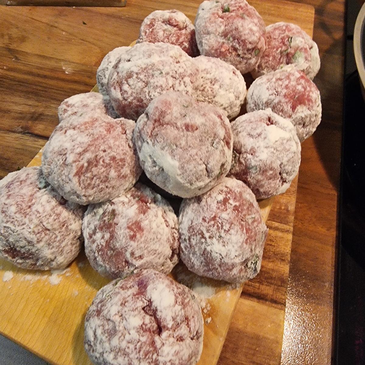 Spaghetti mit Hackbällchen in Tomatensauce - Rezept - Bild Nr. 17584