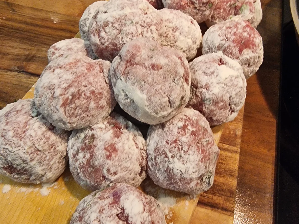 Spaghetti mit Hackbällchen in Tomatensauce - Rezept - Bild Nr. 17584