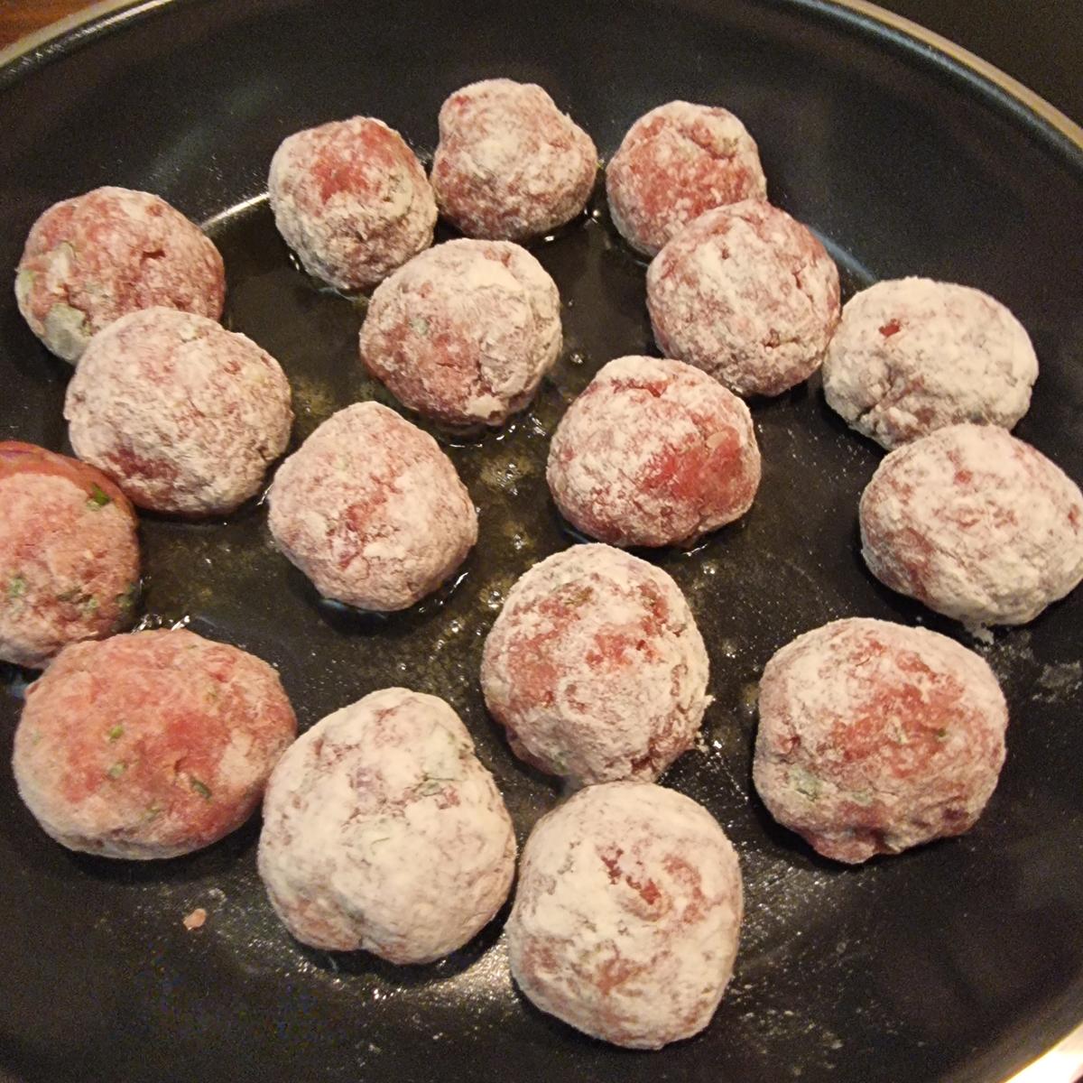 Spaghetti mit Hackbällchen in Tomatensauce - Rezept - Bild Nr. 17585