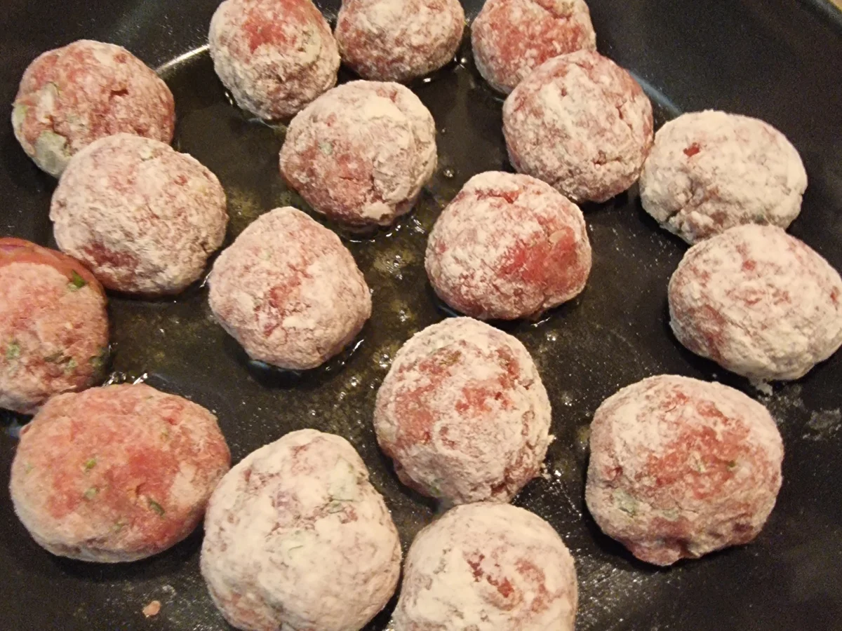 Spaghetti mit Hackbällchen in Tomatensauce - Rezept - Bild Nr. 17585