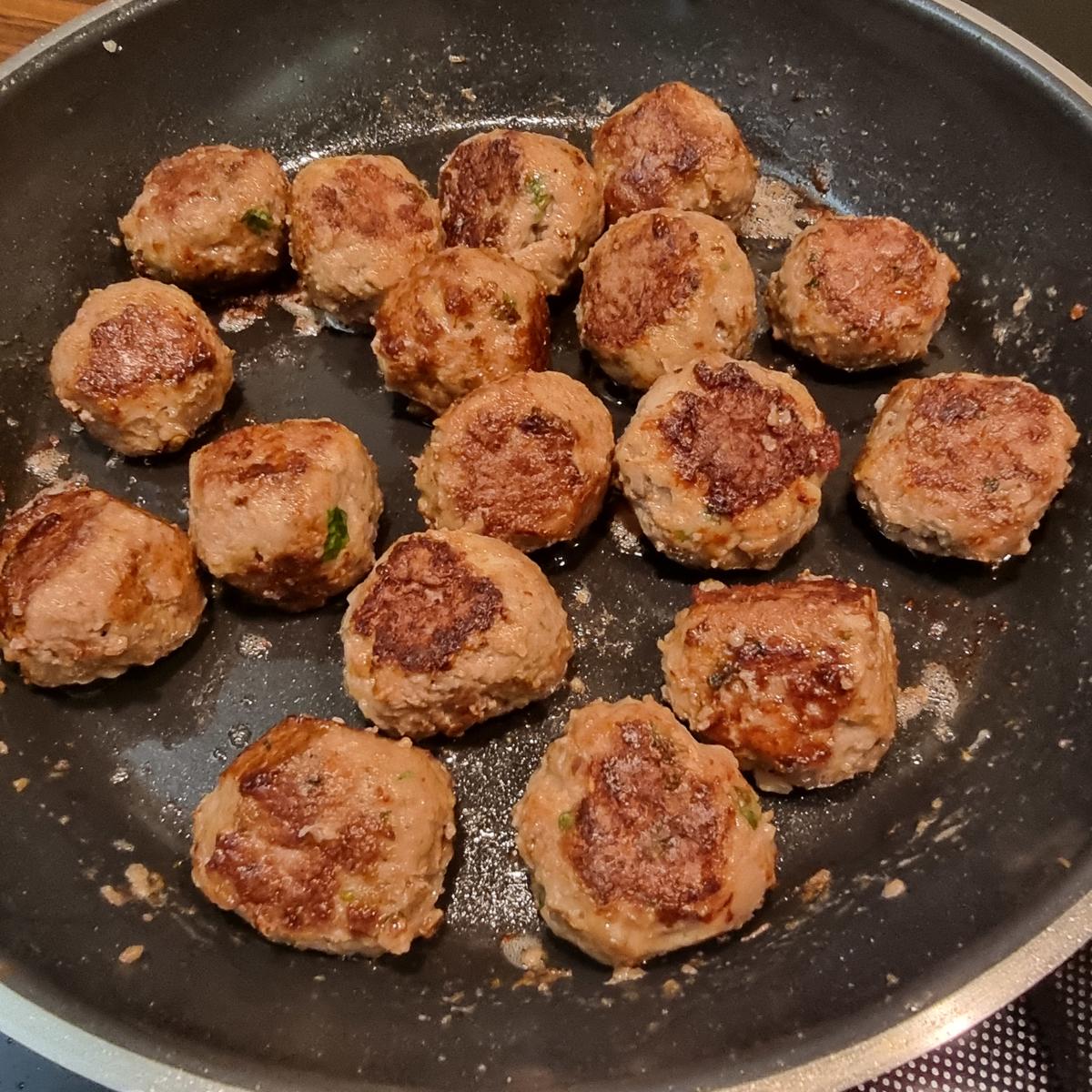 Spaghetti mit Hackbällchen in Tomatensauce - Rezept - Bild Nr. 17586