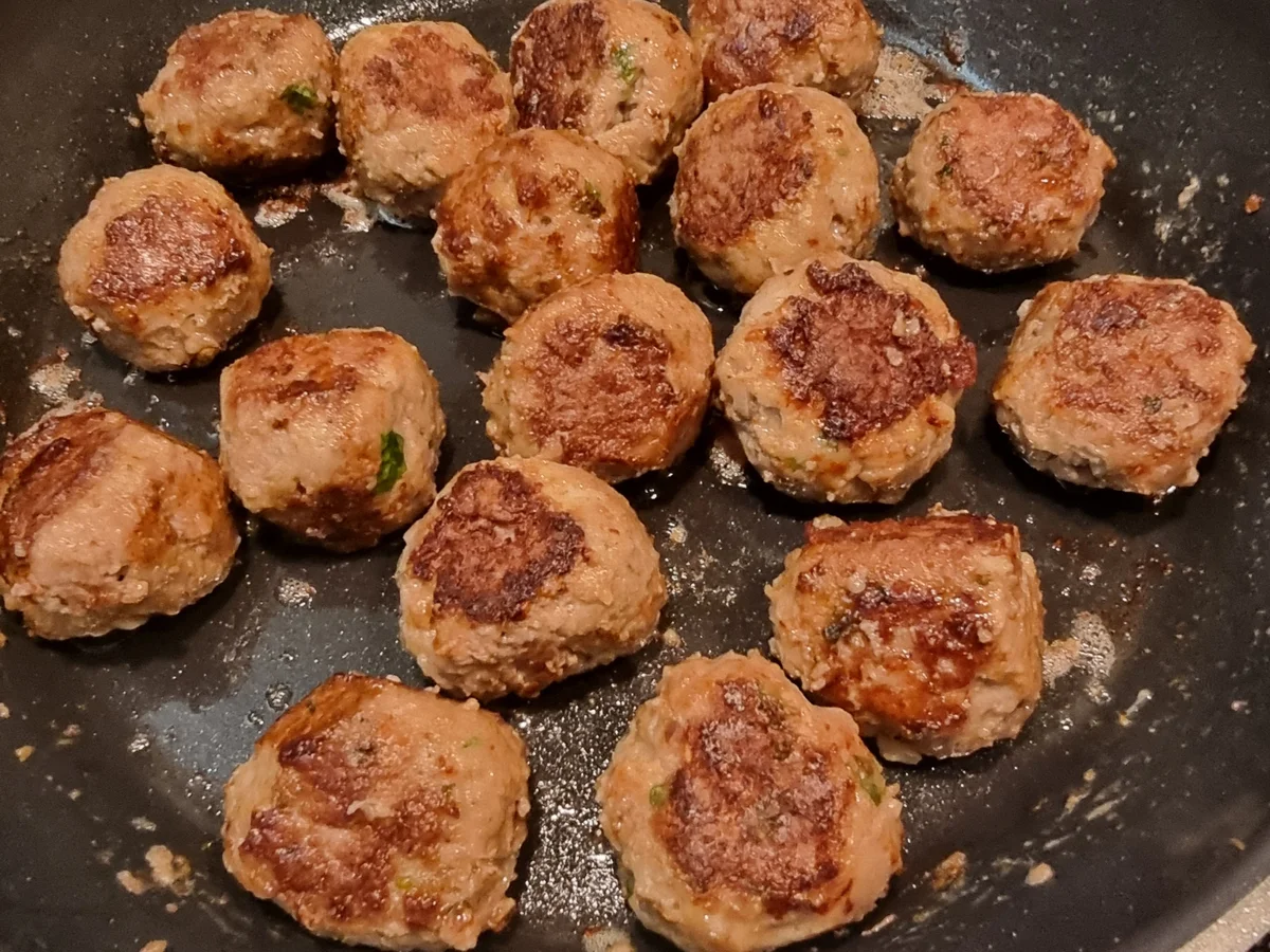 Spaghetti mit Hackbällchen in Tomatensauce - Rezept - Bild Nr. 17586