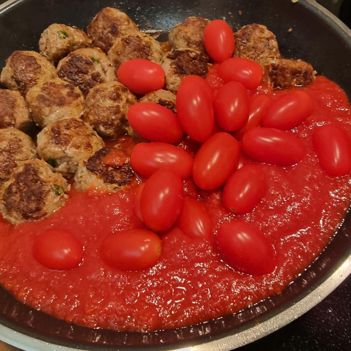 Spaghetti mit Hackbällchen in Tomatensauce - Rezept - Bild Nr. 17587